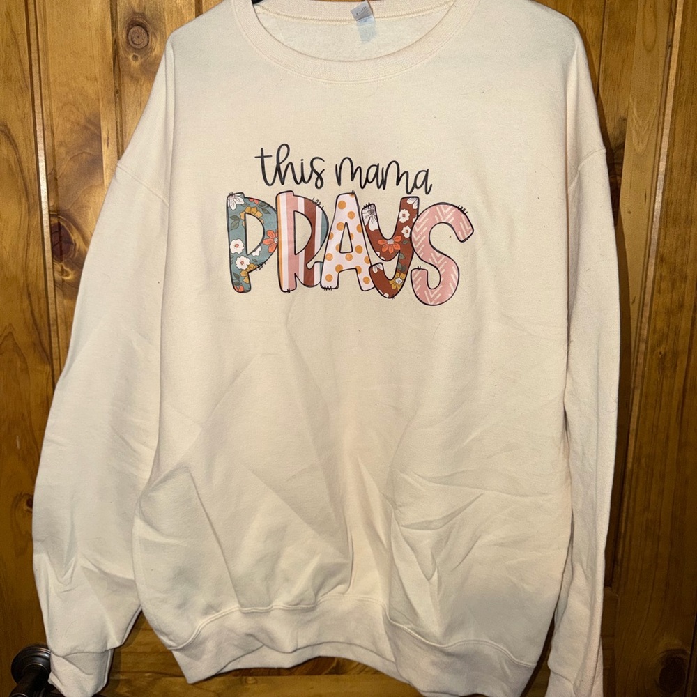 Cream 'This Mama Prays' Sweatshirt